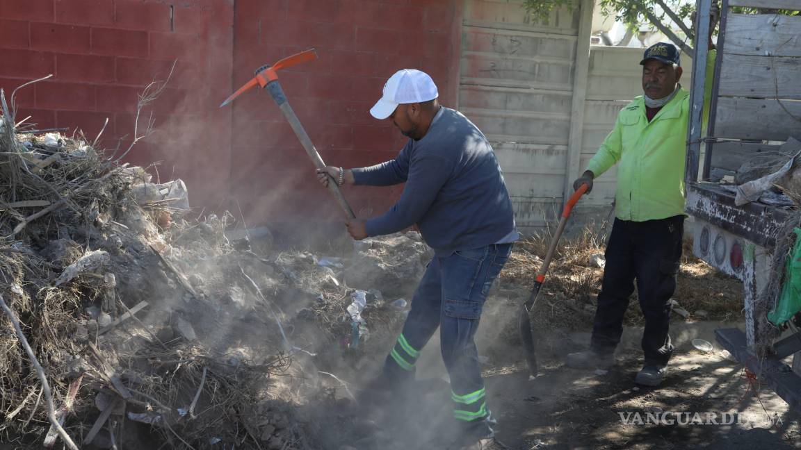 $!Personal municipal lleva a cabo el retiro de escombros acumulados en el periférico Luis Echeverría Álvarez, en un esfuerzo por optimizar la vialidad y garantizar mayor seguridad a los transeúntes y conductores.