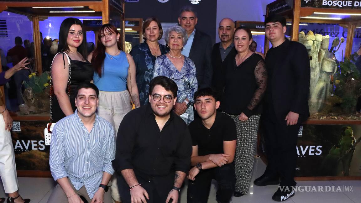 $!La homenajeada, acompañada por sus familiares en el lobby del teatro Eulalio Gutiérrez de Ramos Arizpe.