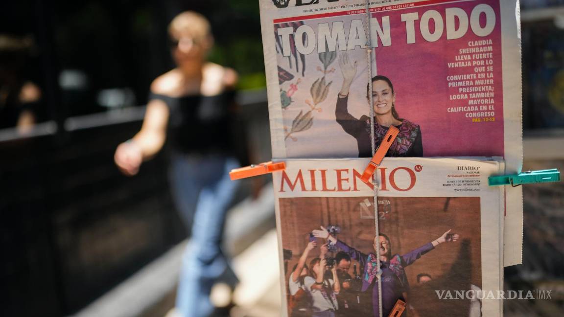 $!Los periódicos mexicanos muestran fotografías de la candidata presidencial Claudia Sheinbaum declarando su victoria en la Ciudad de México.