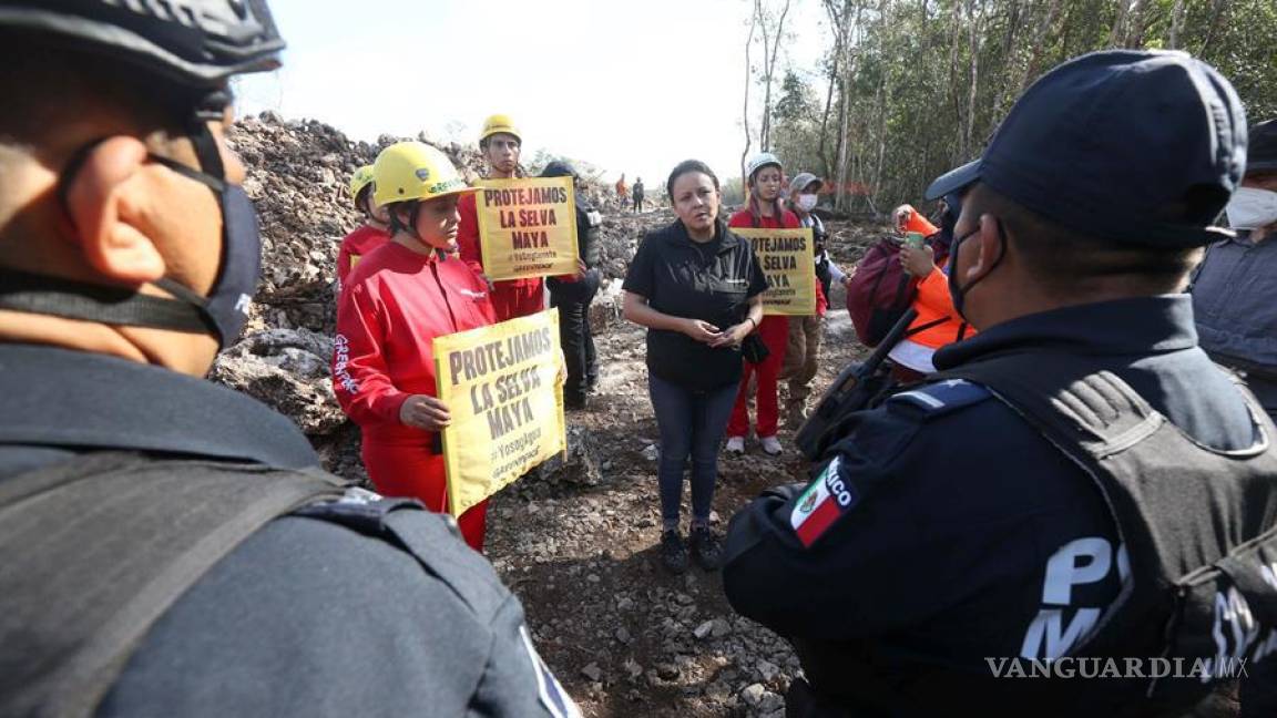 $!Activistas de Greenpeace buscan detener obras del Tren Maya, se atan a máquinas