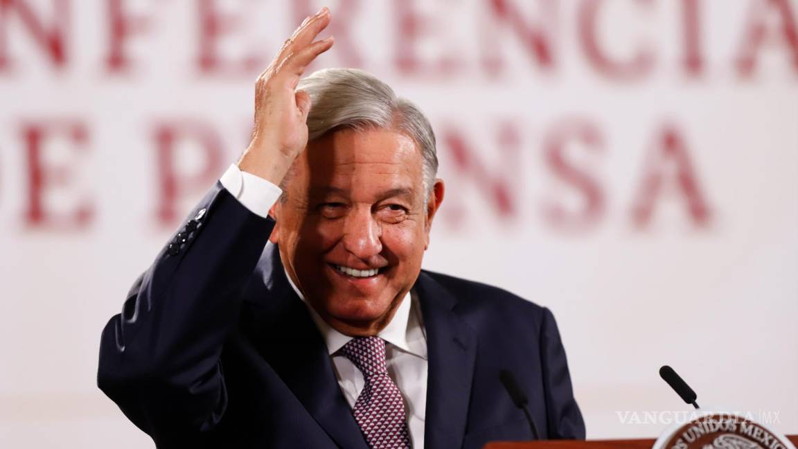 $!El presidente de México, Andrés Manuel López Obrador, habla durante la mañanera en el Palacio Nacional, en Ciudad de México (México).