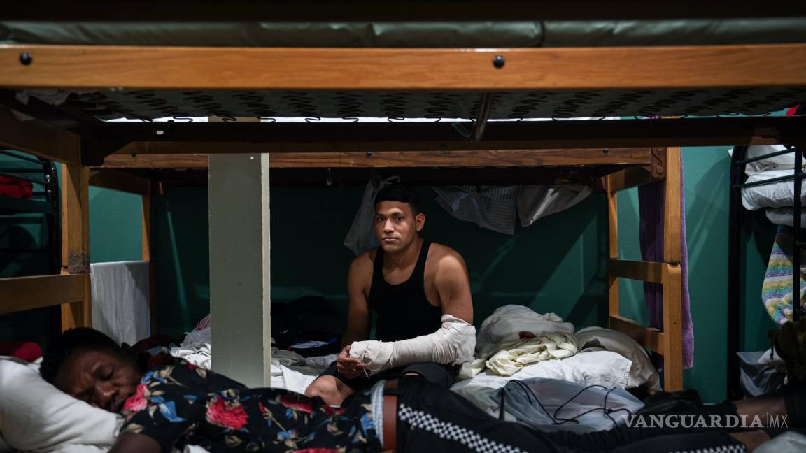 $!El migrante venezolano Erwin Gómez, quien se fracturó la muñeca al caer de una valla fronteriza, en un refugio para migrantes en El Paso, Texas.