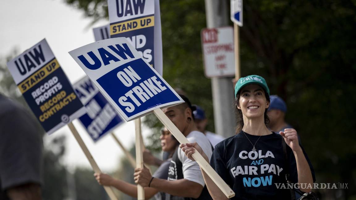 $!Miembros del sindicato UAW (United Auto Workers) se manifiestan en la entrada de una instalación de General Motors en Rancho Cucamonga, California.