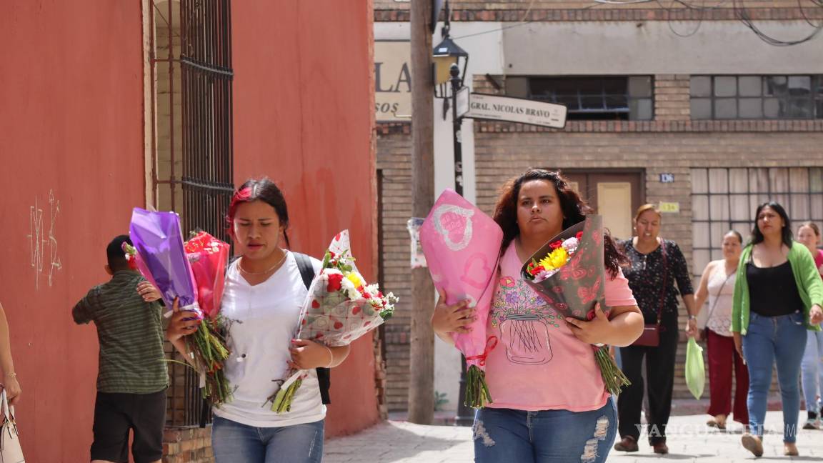 $!Aunque hubo afluencia de personas en el Centro, los comercios acusaron una baja en las ventas.