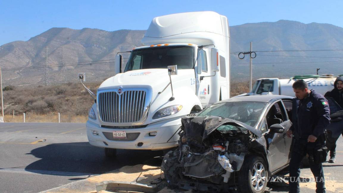 Tráiler destroza a Chevy, en la carretera Saltillo-Zacatecas