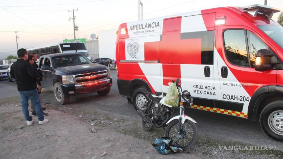 $!La motocicleta impactó el costado izquierdo de una camioneta Chevrolet Silverado que circulaba por la zona.