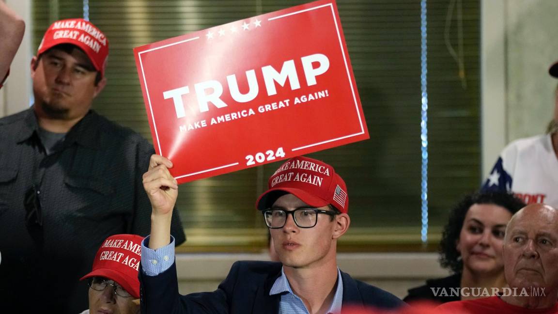 $!Los partidarios escuchan al expresidente Donald Trump durante una visita al Elks Lodge en Cedar Rapids, Iowa.