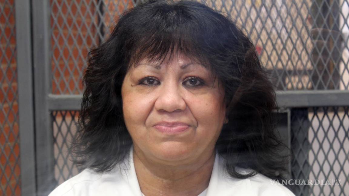 $!La estadounidense de origen mexicano sentenciada a muerte, Melissa Lucio tras una pantalla de vidrio y rodeada de rejas en la cárcel de Mountain View.