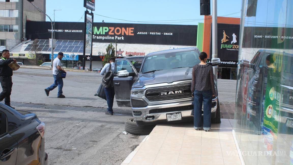 Camioneta provoca choque al dar vuelta prohibida en bulevar Francisco Coss, en Saltillo