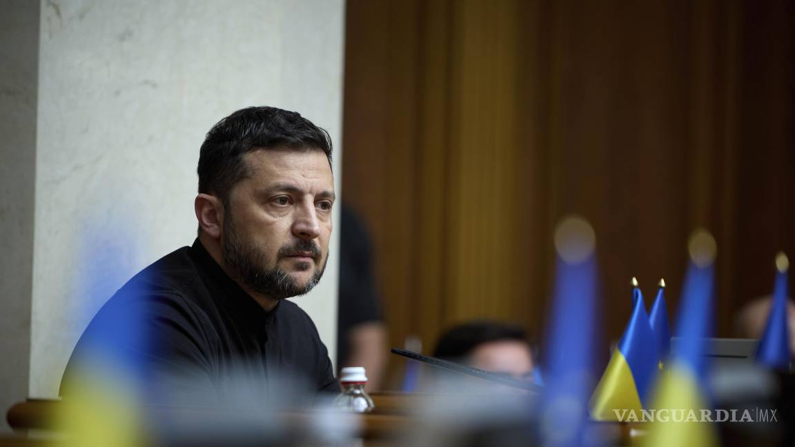 $!El presidente ucraniano Volodymyr Zelenskyy asiste a la sesión del Parlamento en Kiev, Ucrania.
