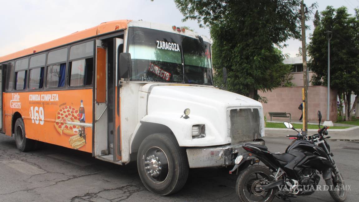 Motociclista de 17 años es embestido por camión urbano en la zona centro de Saltillo
