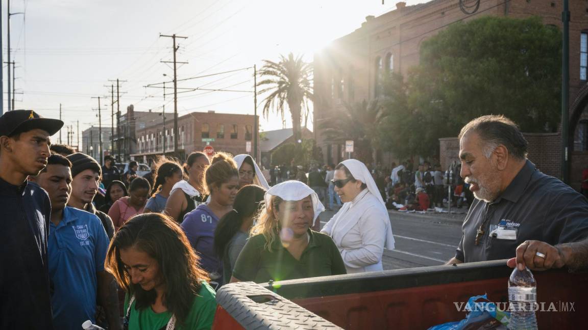 $!Se reparte agua embotellada en El Paso, Texas, donde el número de migrantes que llegan ha aumentado.