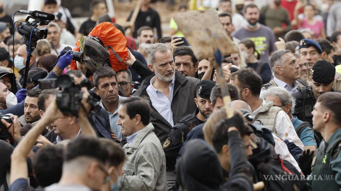 Con insultos y lodo, reciben a Felipe VI y Letizia en Valencia, zona afectada por DANA