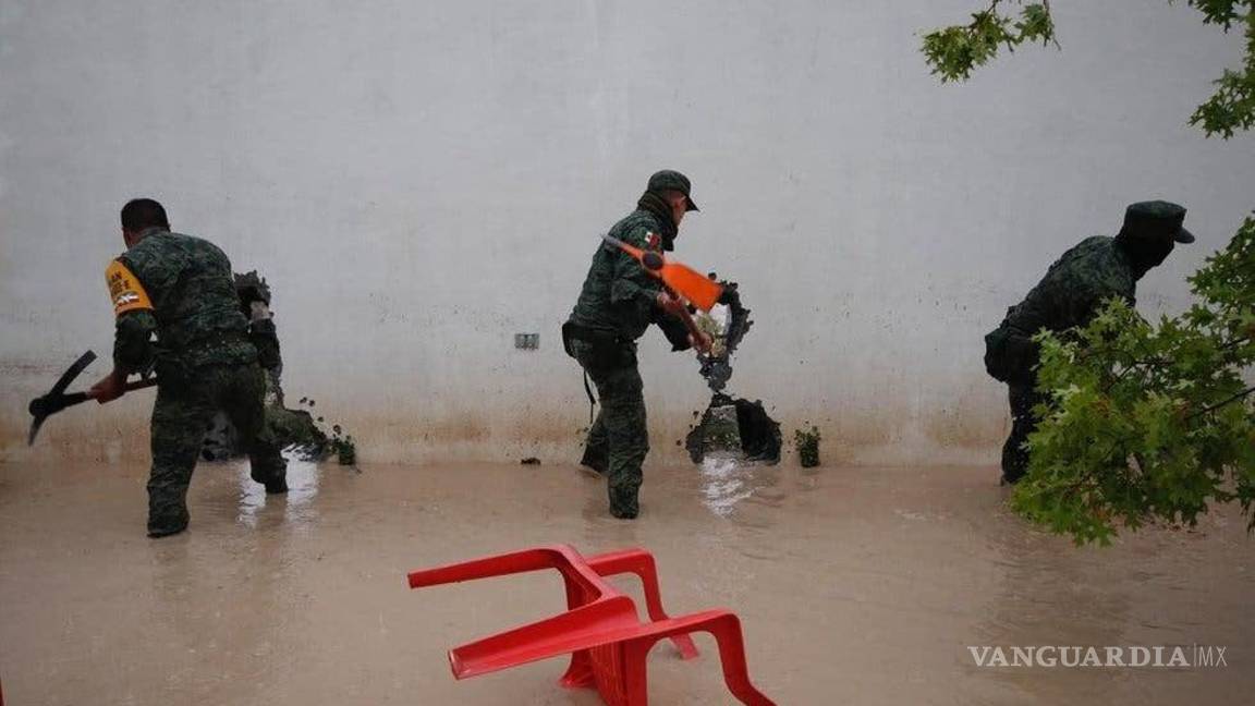 $!En aquel entonces, autoridades de los tres niveles de gobierno auxiliaron a los vecinos.