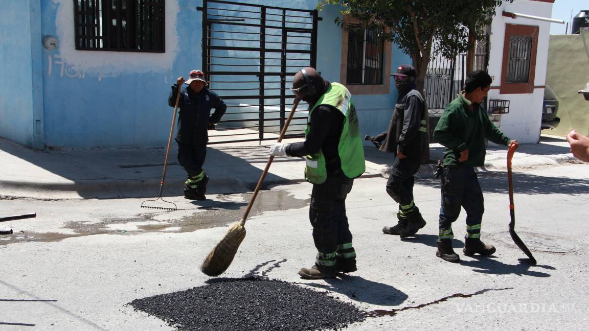 $!Cuadrillas municipales reparan daños en el pavimento para mejorar el tránsito vehicular en colonias del sur de Saltillo.