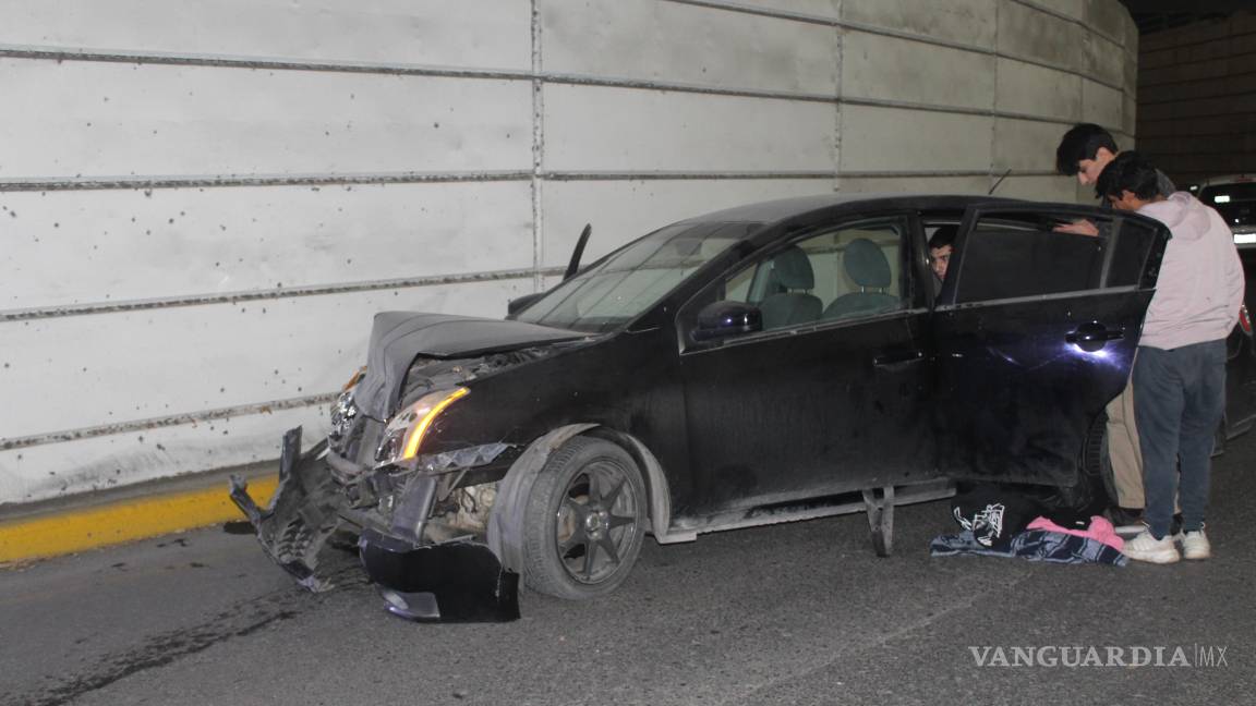 Tres jóvenes resultan heridos en choque en el distribuidor vial Venustiano Carranza