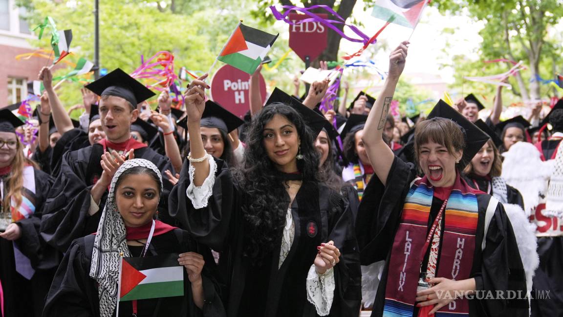 $!Graduados ondean banderas palestinas durante la ceremonia de graduación en la Universidad de Harvard en Cambridge, Massachusetts.