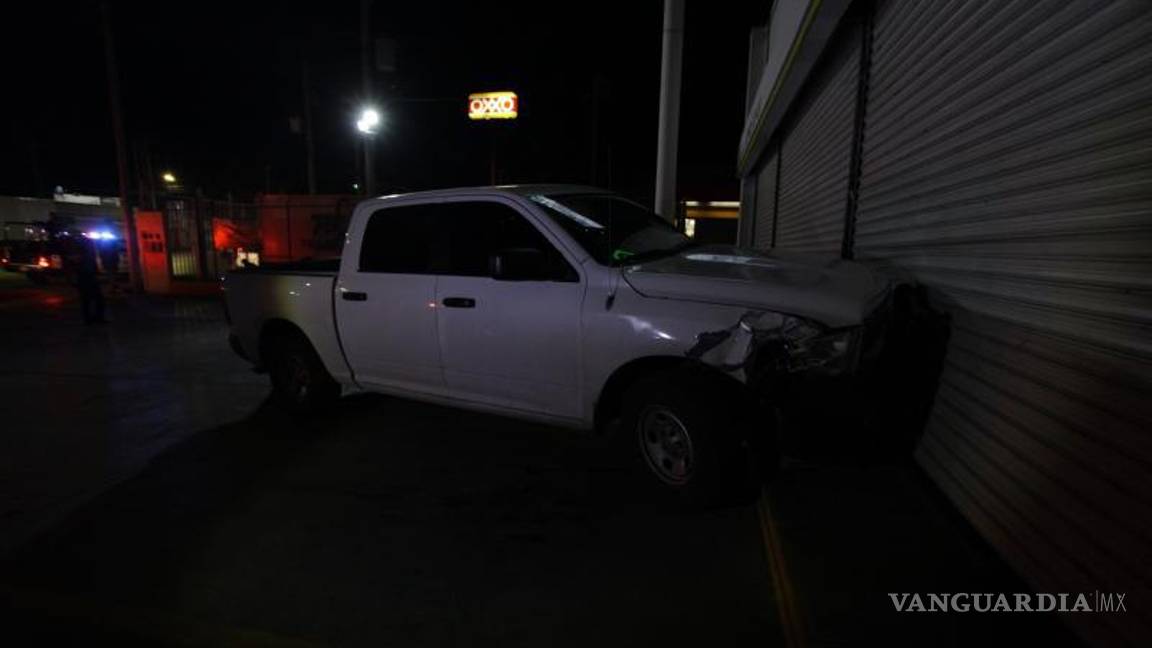 $!El el presunto responsable se estrelló contra la cortina metálica de una refaccionaria, mientras que el afectado fue proyectado contra un poste.