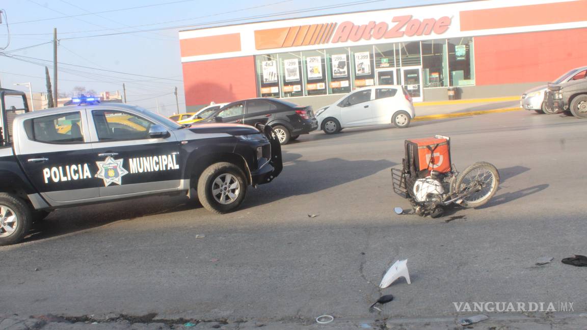 Camioneta derriba a repartidor de comida en Saltillo