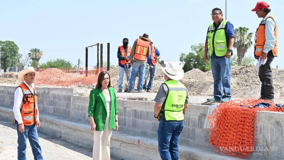 $!La alcaldesa supervisó los trabajos que protegerán la cancha de pasto sintético y la pista de tartán.