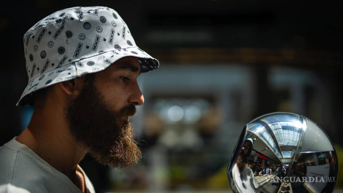 $!A Daniel Kertusha, de 21 años, le escanean los ojos con un orbe en un punto de registro de Worldcoin en Barcelona, España, el viernes 4 de agosto de 2023.