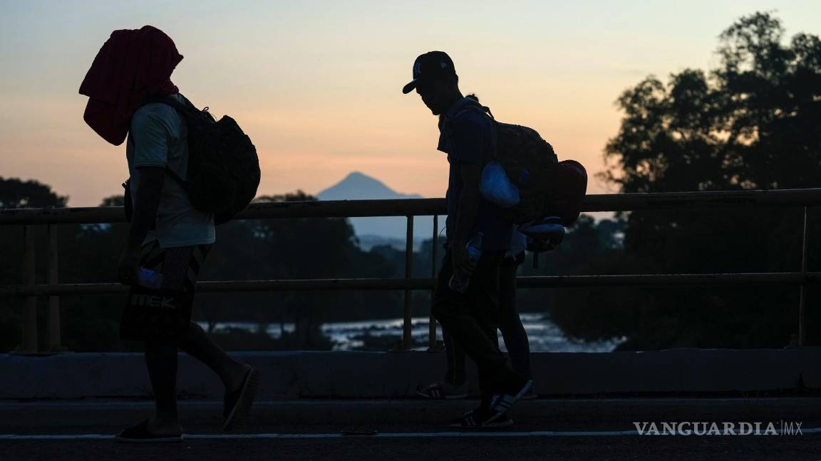 $!Con el volcán Tajumulco al fondo, migrantes caminan por la carretera de Huixtla con la esperanza de llegar a la frontera norte del país y, eventualmente, a EU.