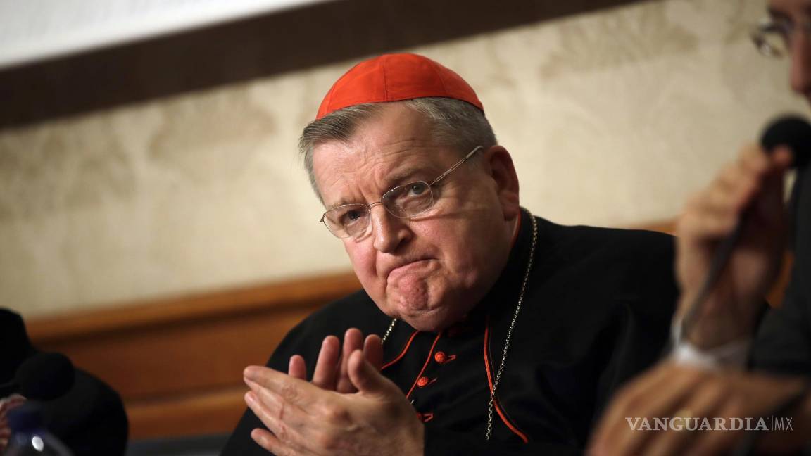 $!En esta fotografía de archivo del 6 de septiembre de 2018, el cardenal Raymond Burke aplaude durante una conferencia de prensa en el Senado italiano, en Roma.