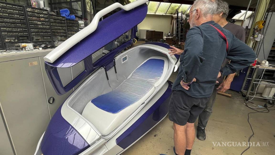 $!Philip Nitschke (i), inventor de la cápsula Sarco y fundador de Exit International.