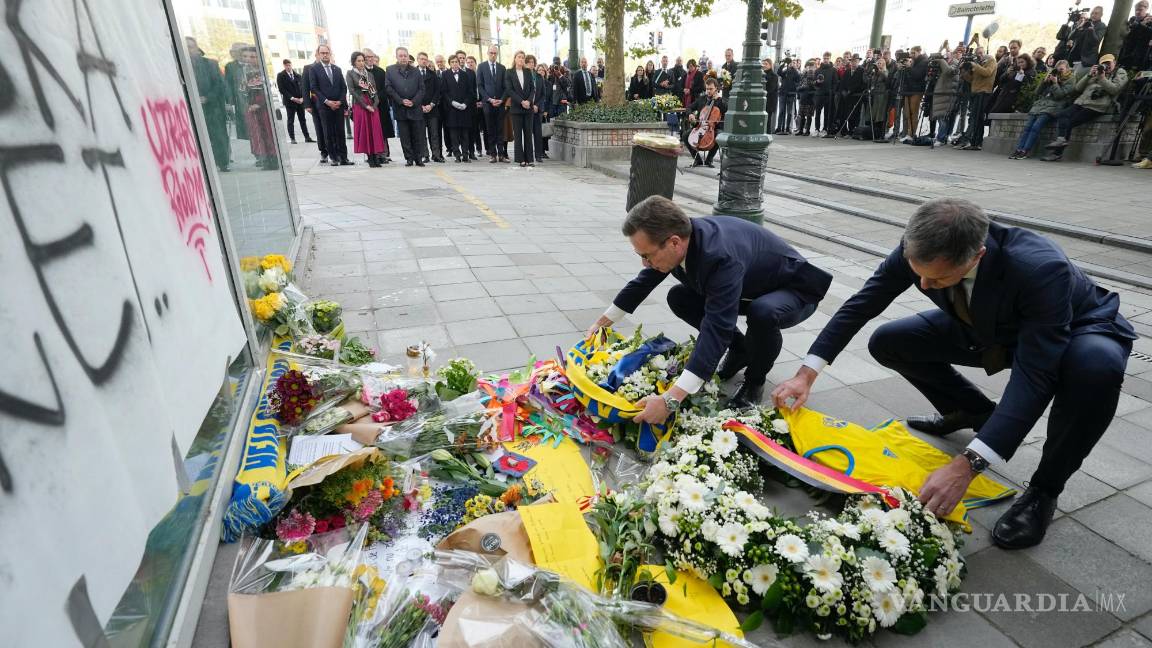 $!El primer ministro sueco, Ulf Kristersson (i), y el primer ministro belga, Alexander De Croo (d), depositan flores para las víctimas de un tiroteo en Bruselas.