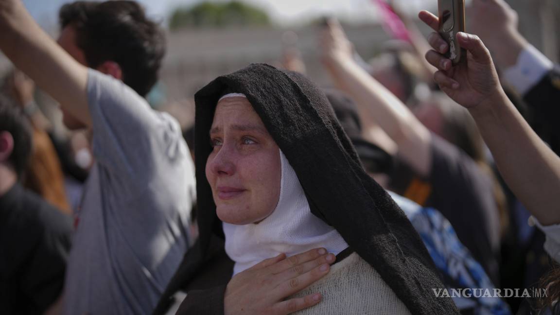 $!Una monja llora al paso del cuerpo del papa Francisco hacia la basílica de San Pedro en el Vaticano donde será velado tres días.