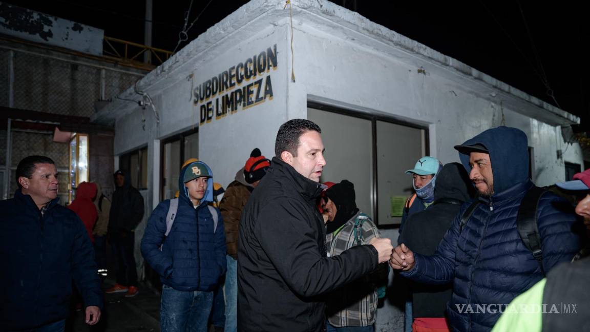 $!Javier Díaz felicitó a los trabajadores por la labor que realizan en favor de la comunidad.