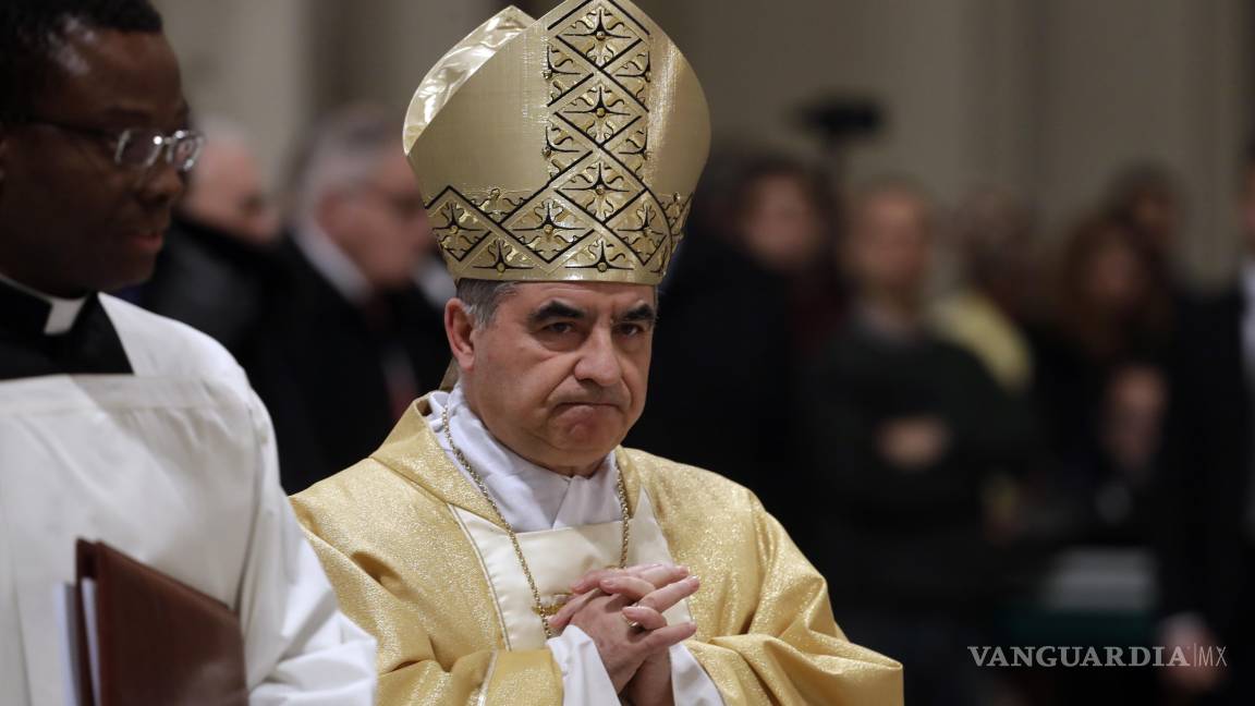 El cardenal Angelo Becciu, condenado por el escándalo inmobiliario del Vaticano, se retira del cónclave