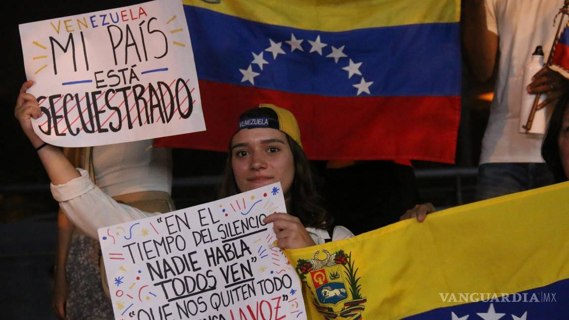 $!Venezolanos en una manifestación en rechazo a los resultados del CNE que dieron como ganador a Nicolás Maduro en Asunción, Paraguay.