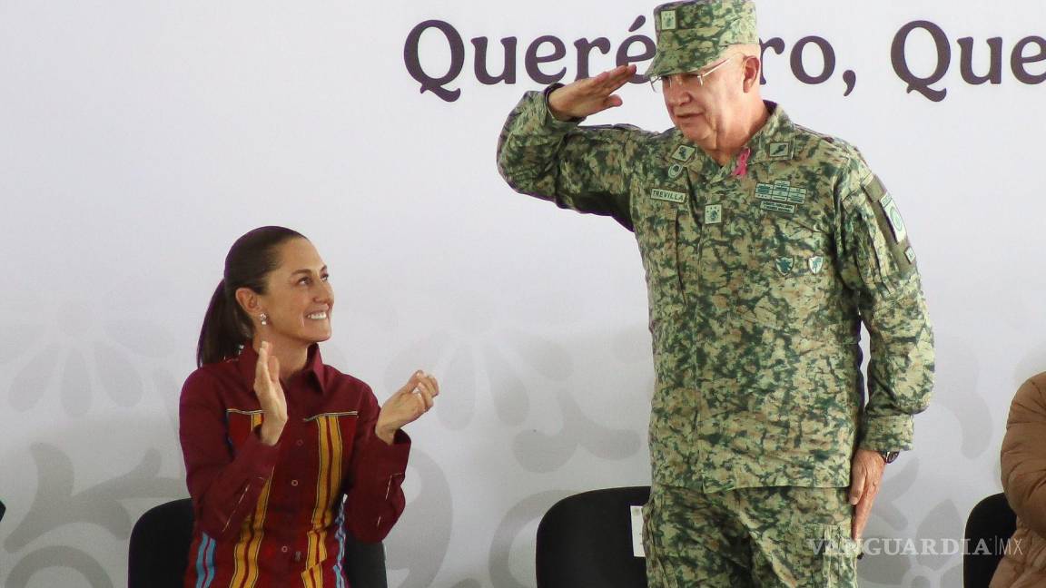 $!Ricardo Trevilla Trejo, secretario de la Defensa, saluda a la Presidenta de México, Claudia Sheinbaum.