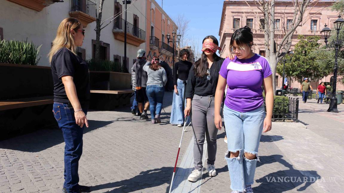 $!Los alumnos participaron en el taller experimentaron diversas condiciones de discapacidad.