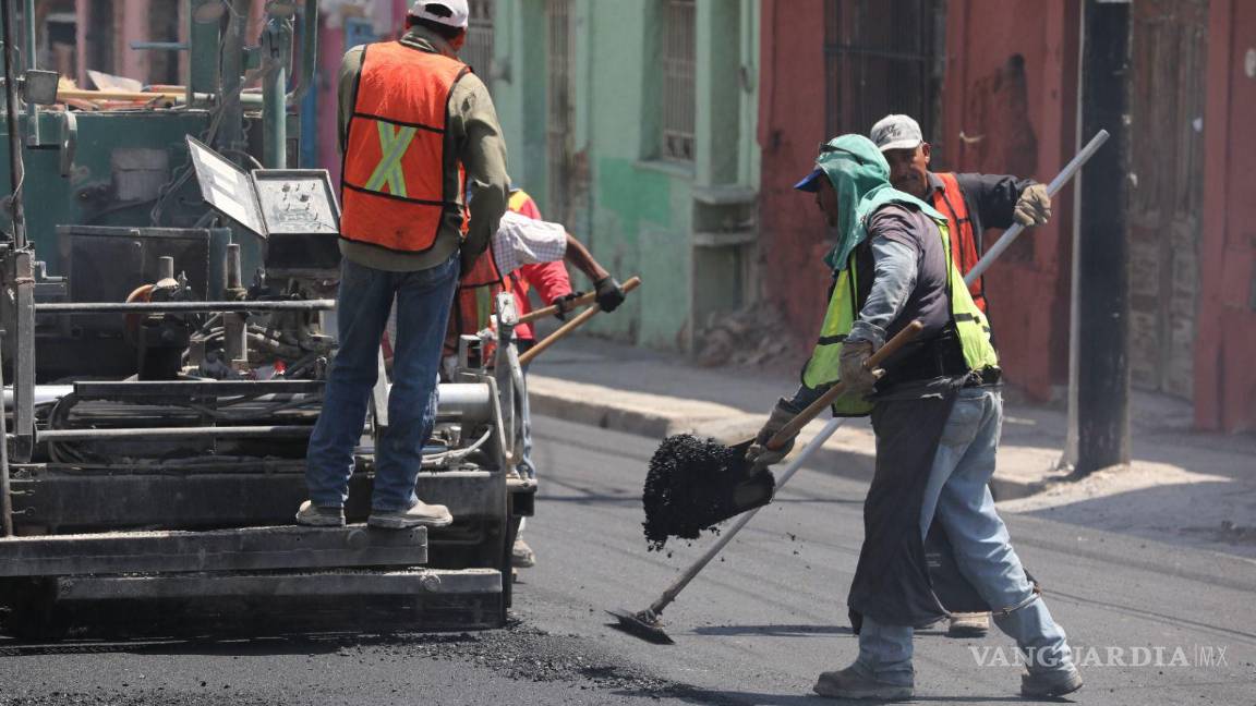 $!Máquinas pesadas realizan el recarpeteo de vías esenciales para el tránsito urbano en Saltillo.