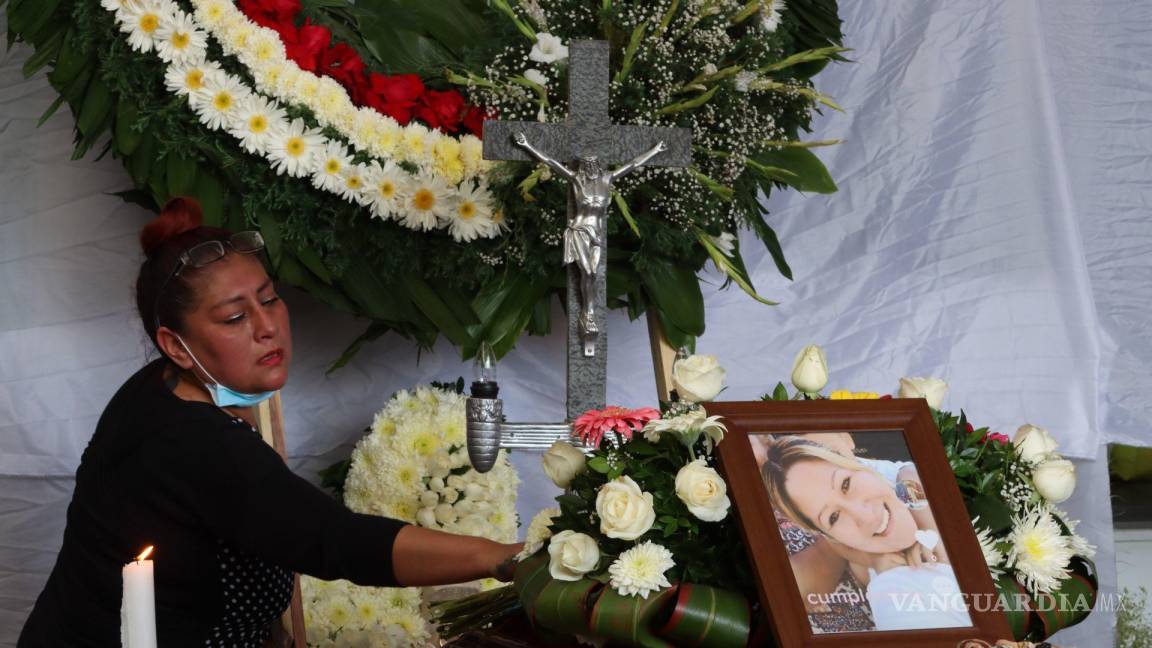 $!Familiares y amigos de Margarita Ceceña; quien presuntamente fue quemada viva por familiares por la disputa de un casa en Cuautla, Morelos, fue velada en la casa de una de sus hermanas y enterrada en el panteón de San Isidro.