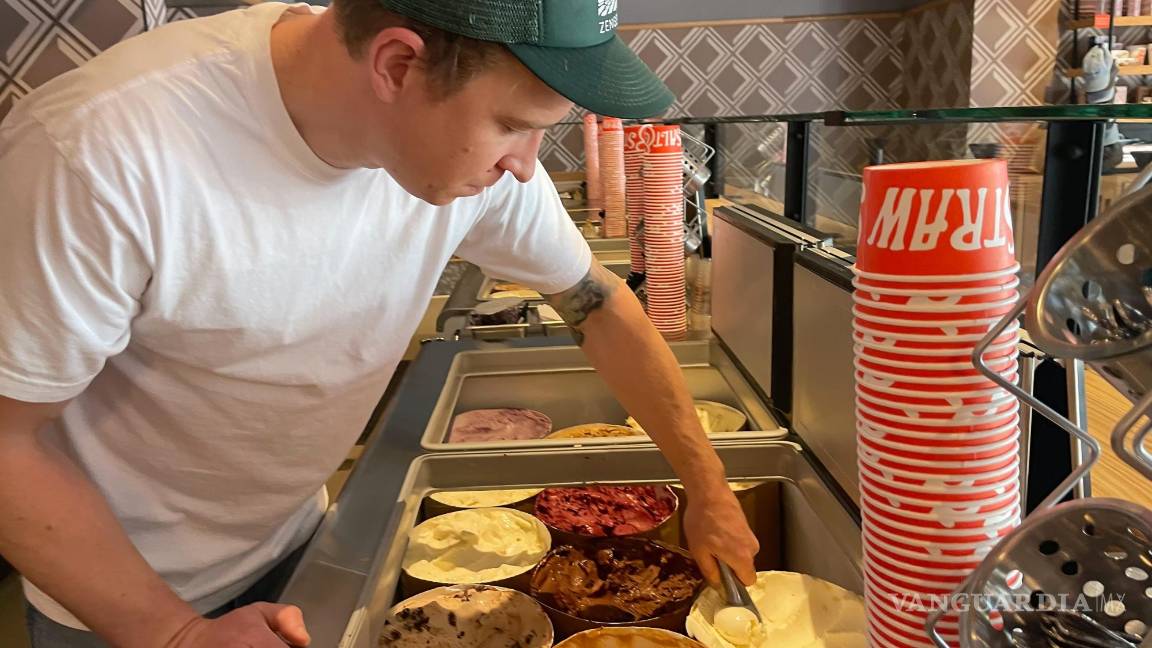 $!El cofundador de Salt &amp; Straw Ice Cream, Tyler Malek, saca una bola de helado reciclado Day-Old Bread Pudding en Los Gatos, California.