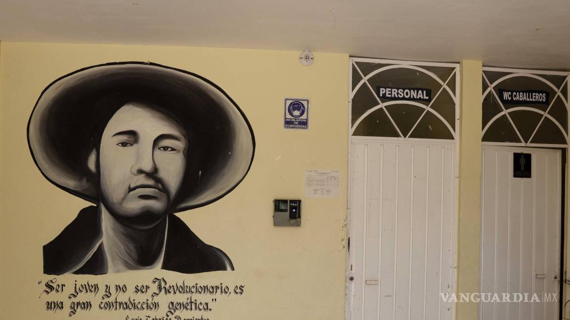 $!Dos visiones chocan sobre el pasado y presente de la Normal Rural Raúl Isidro Burgos en Guerrero, tras 10 años de la desaparición de los 43 estudiantes.