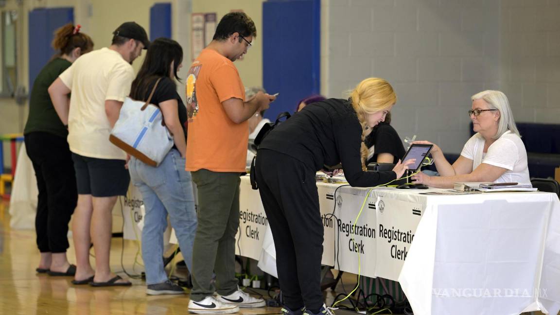 $!Personas votan anticipadamente en el Centro Comunitario Columbia Heights en Wahington.