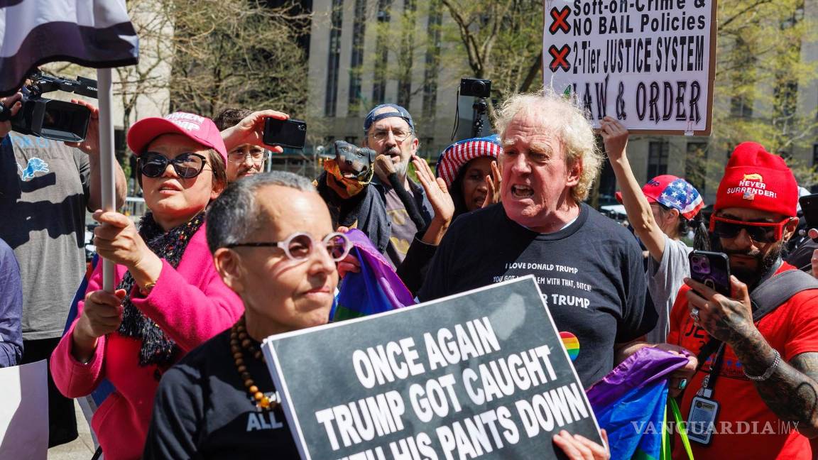 $!Partidarios del expresidente estadounidense Donald Trump chocan con una contraprotesta frente al Tribunal Penal de Nueva York.