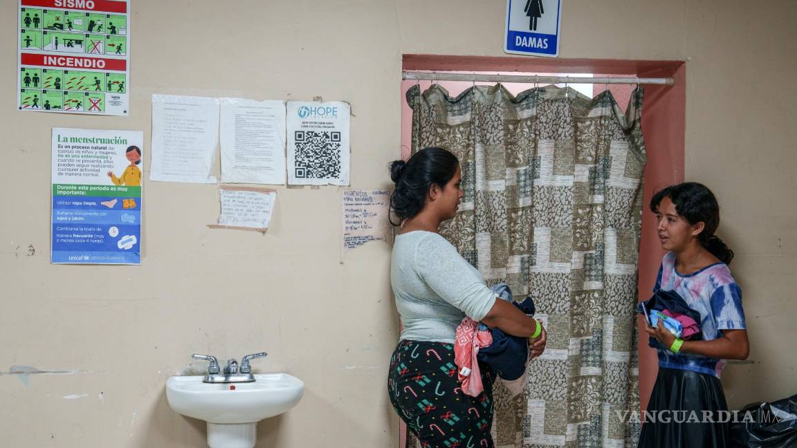 $!Karen Piamo, izquierda, espera para usar la ducha con Yareli Mejilla, de 16 años, de Honduras, en el albergue para migrantes Hope Center en Ciudad Juárez.