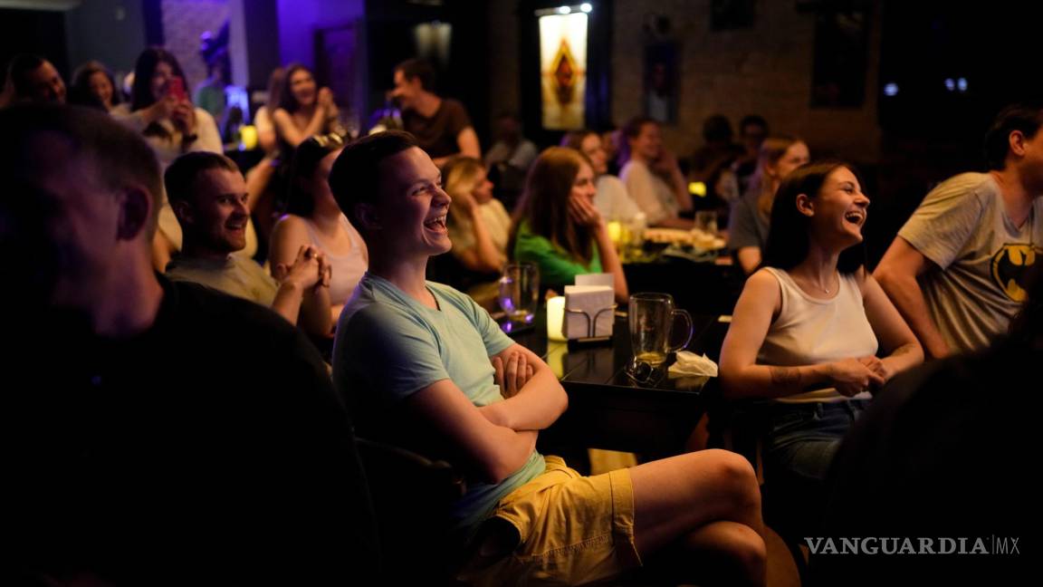 $!El público en el espectáculo de comedia de Serhiy Lipko en Kiev, Ucrania.