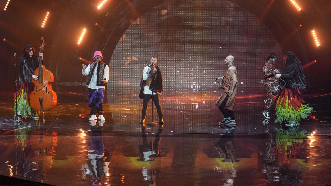 $!La Orquesta Kalush de Ucrania cantando Stefania durante la primera semifinal en el Festival de la Canción de Eurovisión en Turín, Italia.