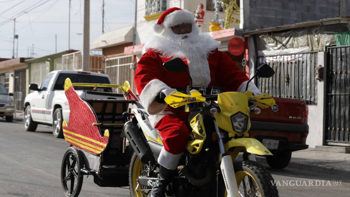 Santa pasea en moto por la ciudad de Saltillo... ¡desde hace treinta años!