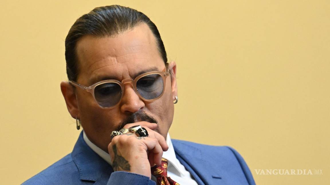 $!El actor estadounidense Johnny Depp escucha durante el juicio en el juzgado de circuito del condado de Fairfax en Fairfax, Virginia.