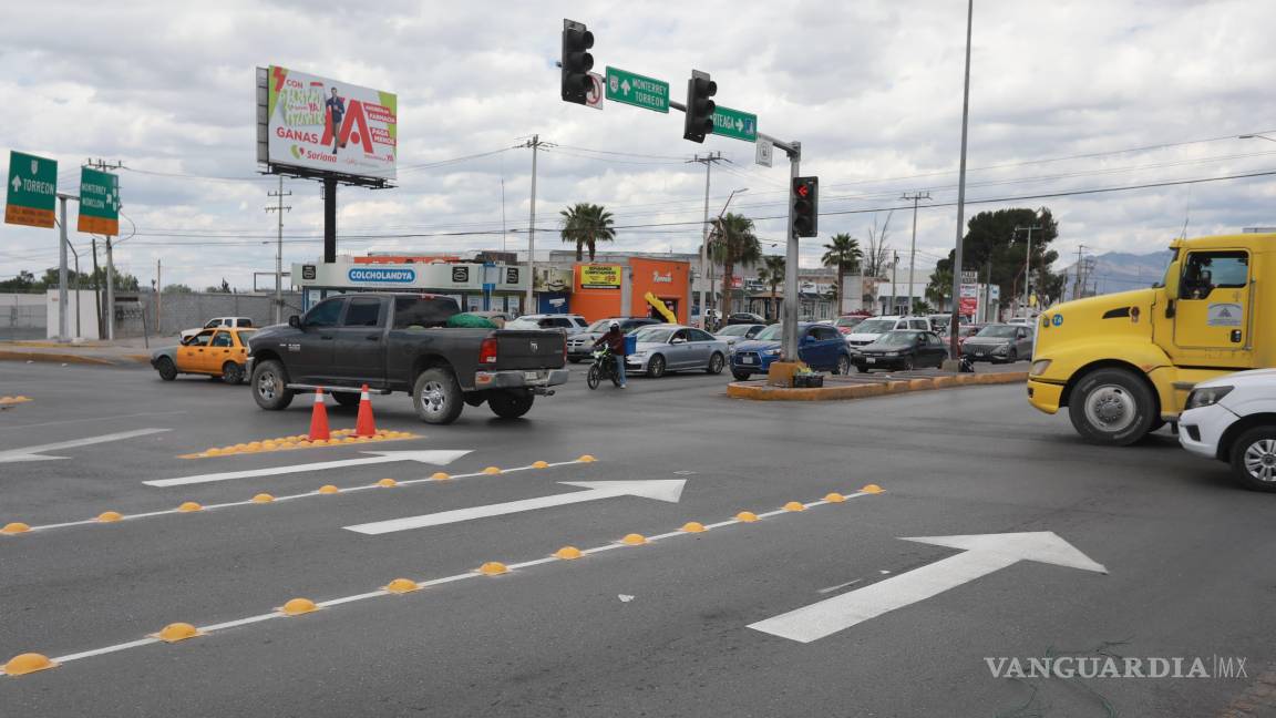 $!Autoridades municipales instalaron boyas y adecuaron isletas en el cruce de LEA y Jesús Valdés Sánchez, para evitar maniobras de alto riesgo.