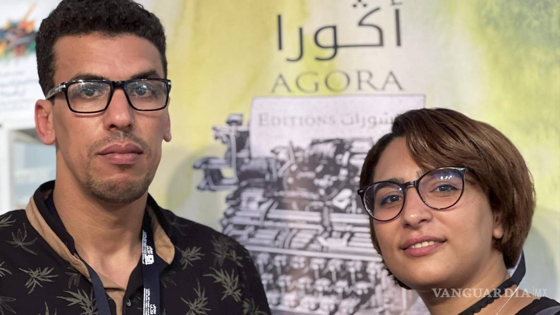 $!La escritora Fatima Ezzahra Amezgar posa junto al director de la editorial Agora, Yusuf Guermah.