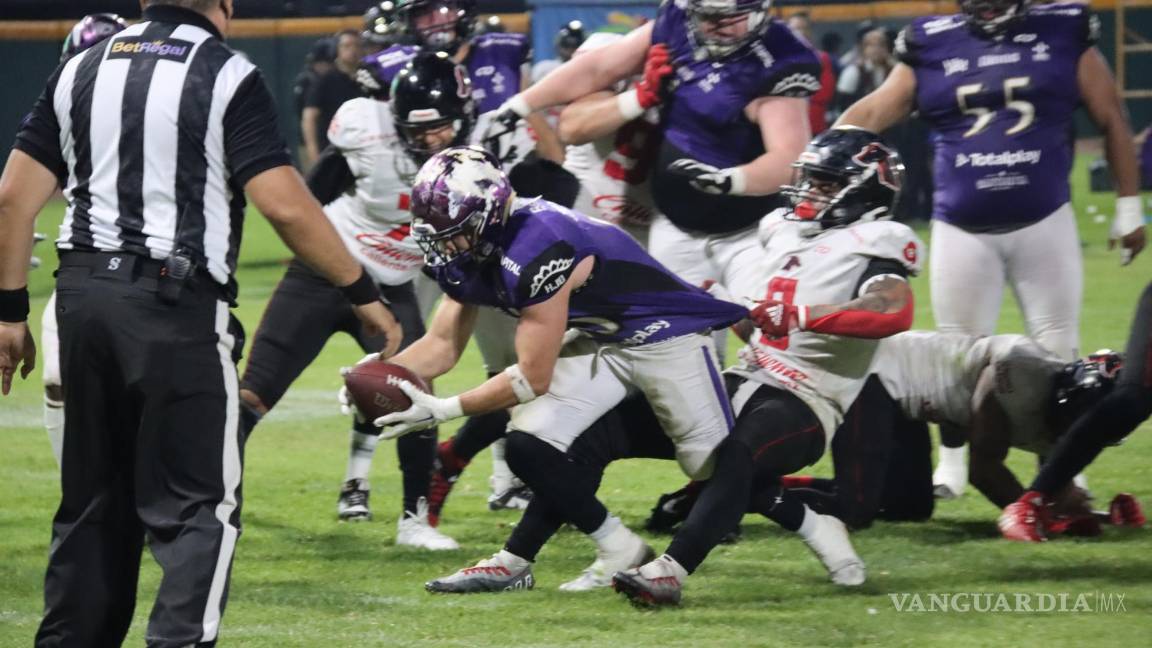 $!Julio César Covarrubias Elizondo (#10), selló el triunfo de los Dinos de Saltillo con carrera de 10 yardas 33-10 sobre los Galgos de Tijuana.