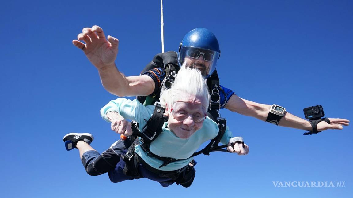 $!Dorothy Hoffner, de 104 años, con el instructor Derek Baxter en un paracaidismo en Ottawa, Illinois, el 1 de octubre de 2023.